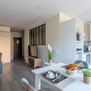 2 Pièces Climatisée Centre, Balcon Et Proche Gares Appartement