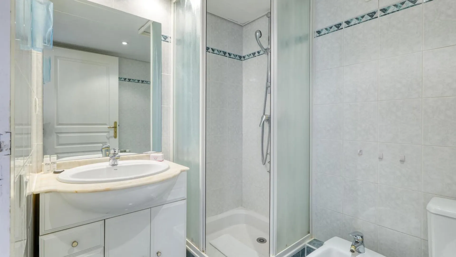 Top Floor Apt Close To The Sea - Happy Rentals Menton